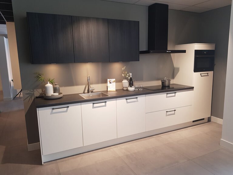 ECOOK Plus showroomkeuken rechte keuken | Eigenhuis Keukens