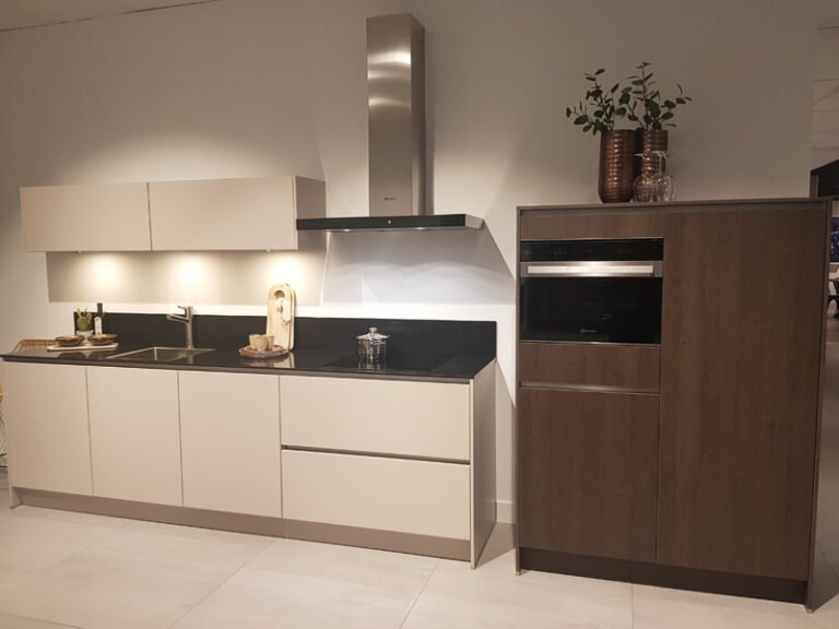 Rechte greeploze keuken | Showroomkeuken | Eigenhuis Keukens